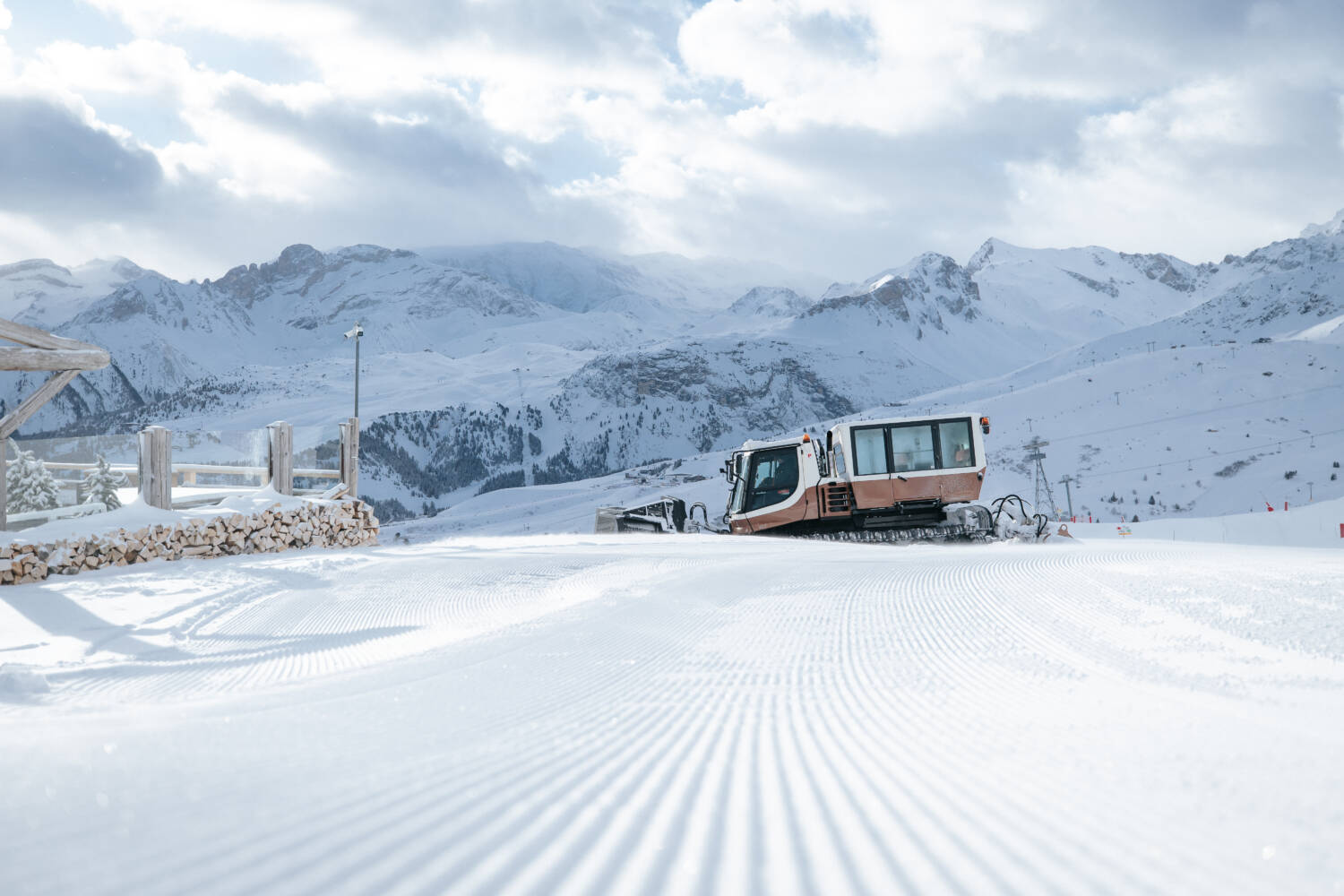 Photo d'une dameuse sur les pistes de ski à courchevel