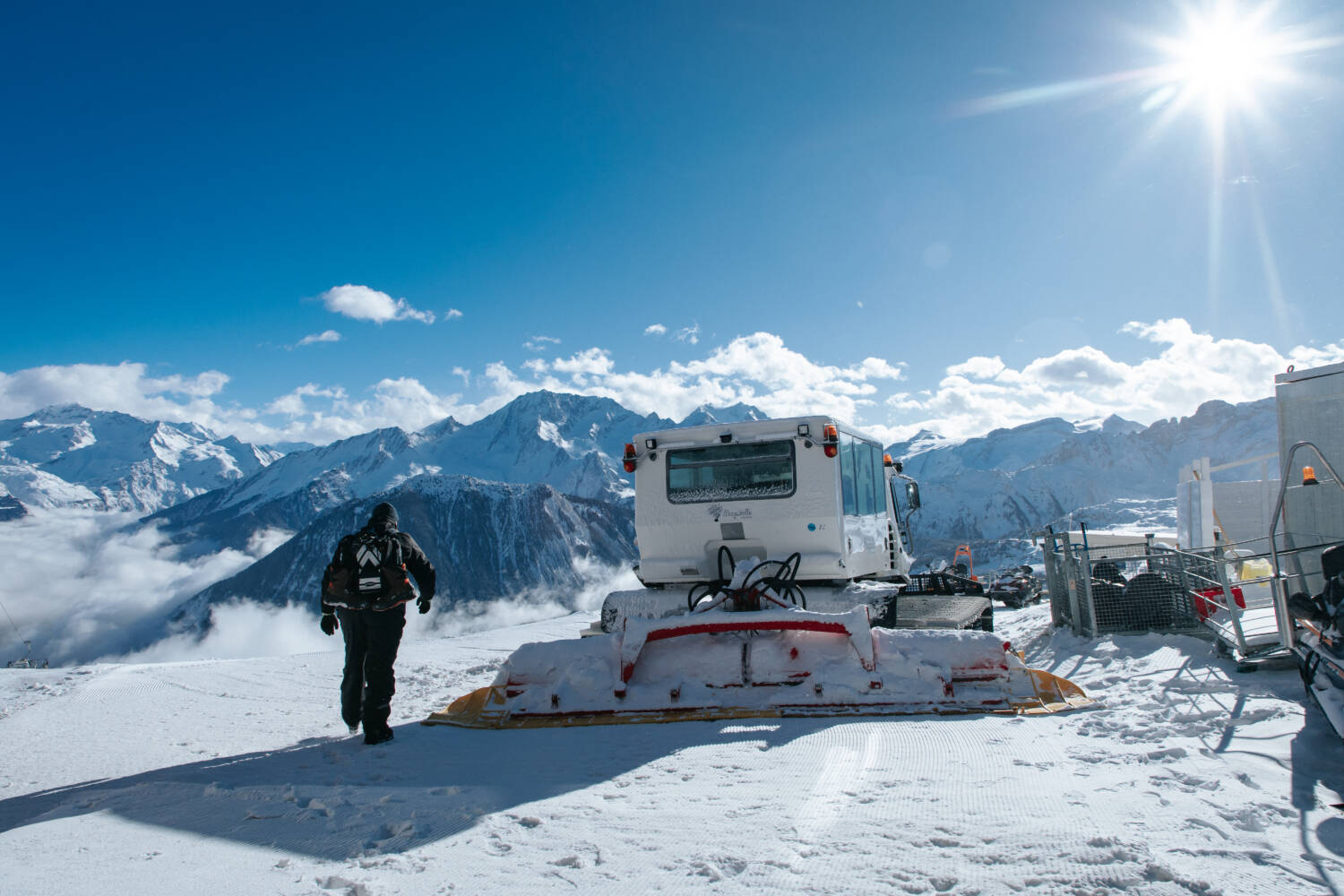 photo d'une dameuse sur les pistes de ski à Courchevel