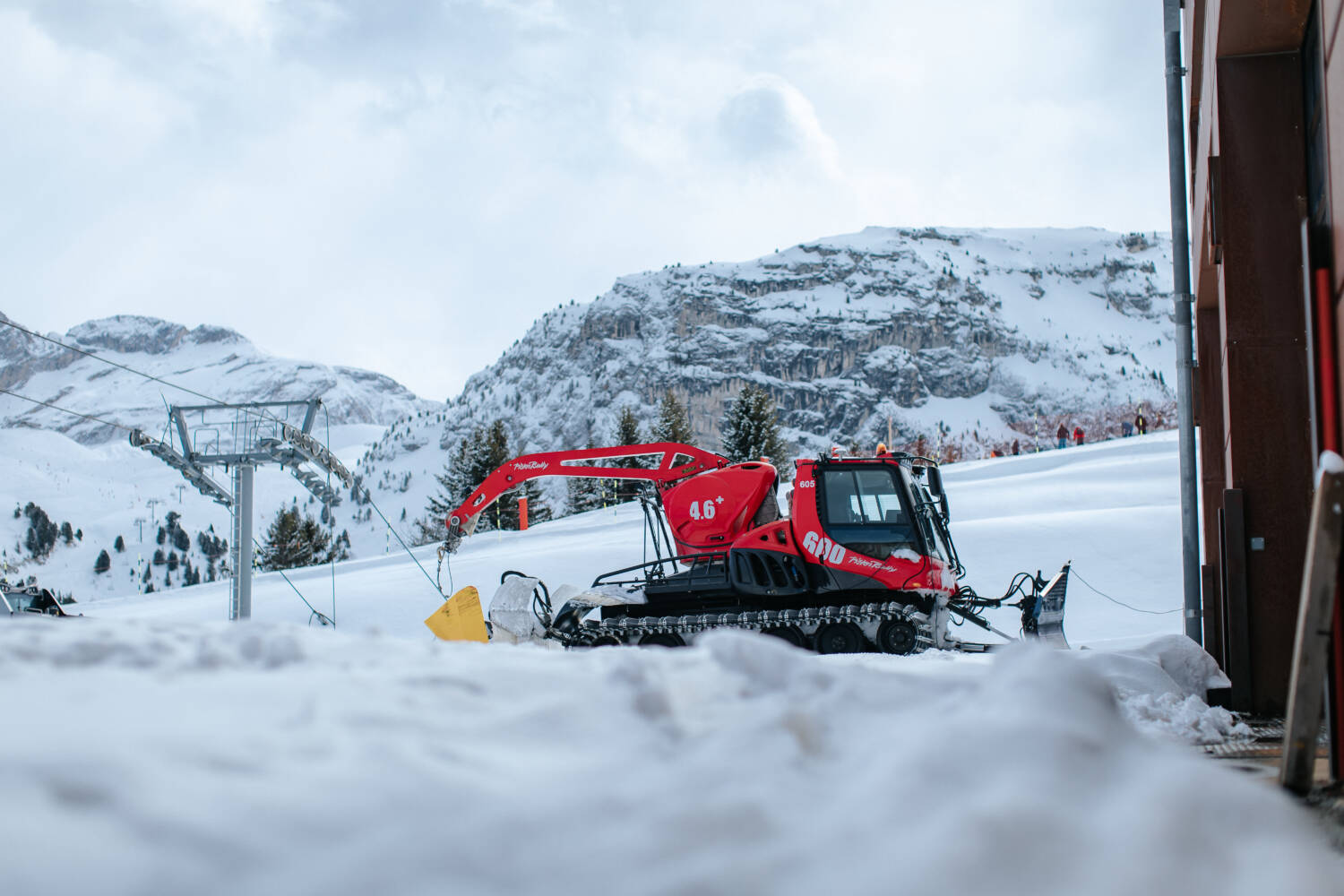 Photo d'une dameuse sur les pistes de ski à courchevel