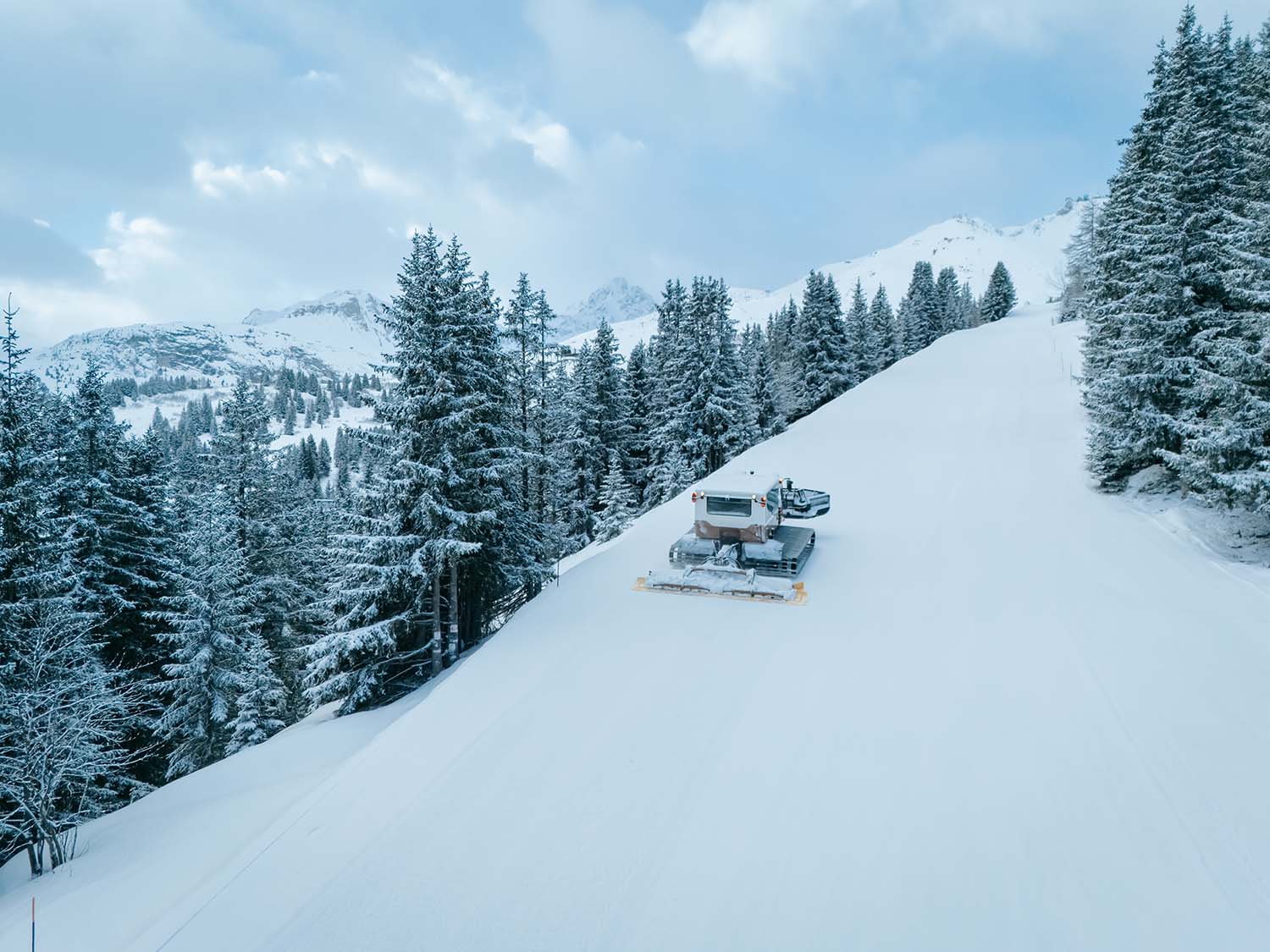 Photo d'une dameuse sur les pistes de ski à courchevel