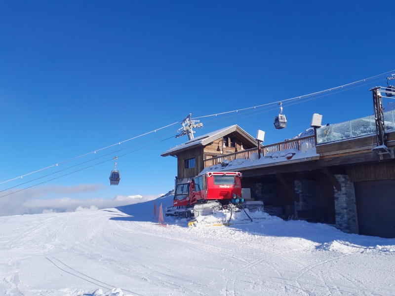 photo d'une dameuse d'un restaurant d'altitude