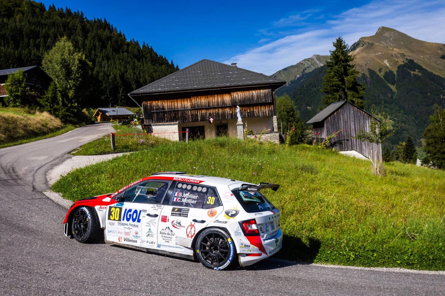 photo d'une voiture de rallye sponsorisée par Montagne Mécanique