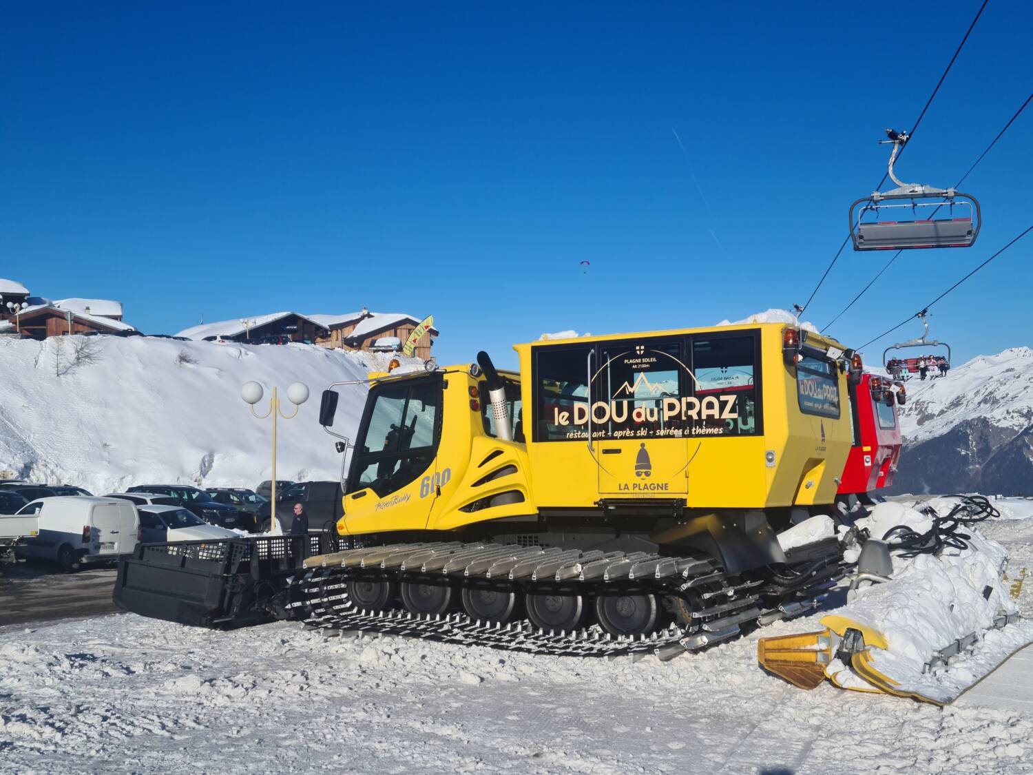 photo d'une dameuse jaune de la Plagne