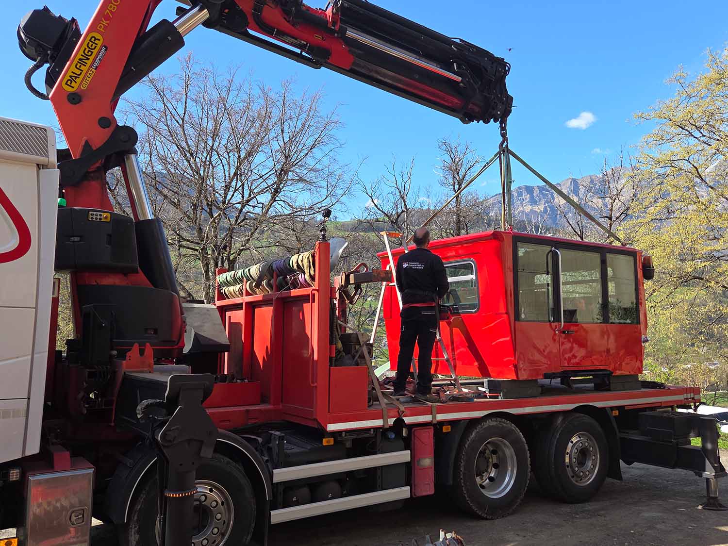 photo d'un camion transportant la cabine d'une dameuse