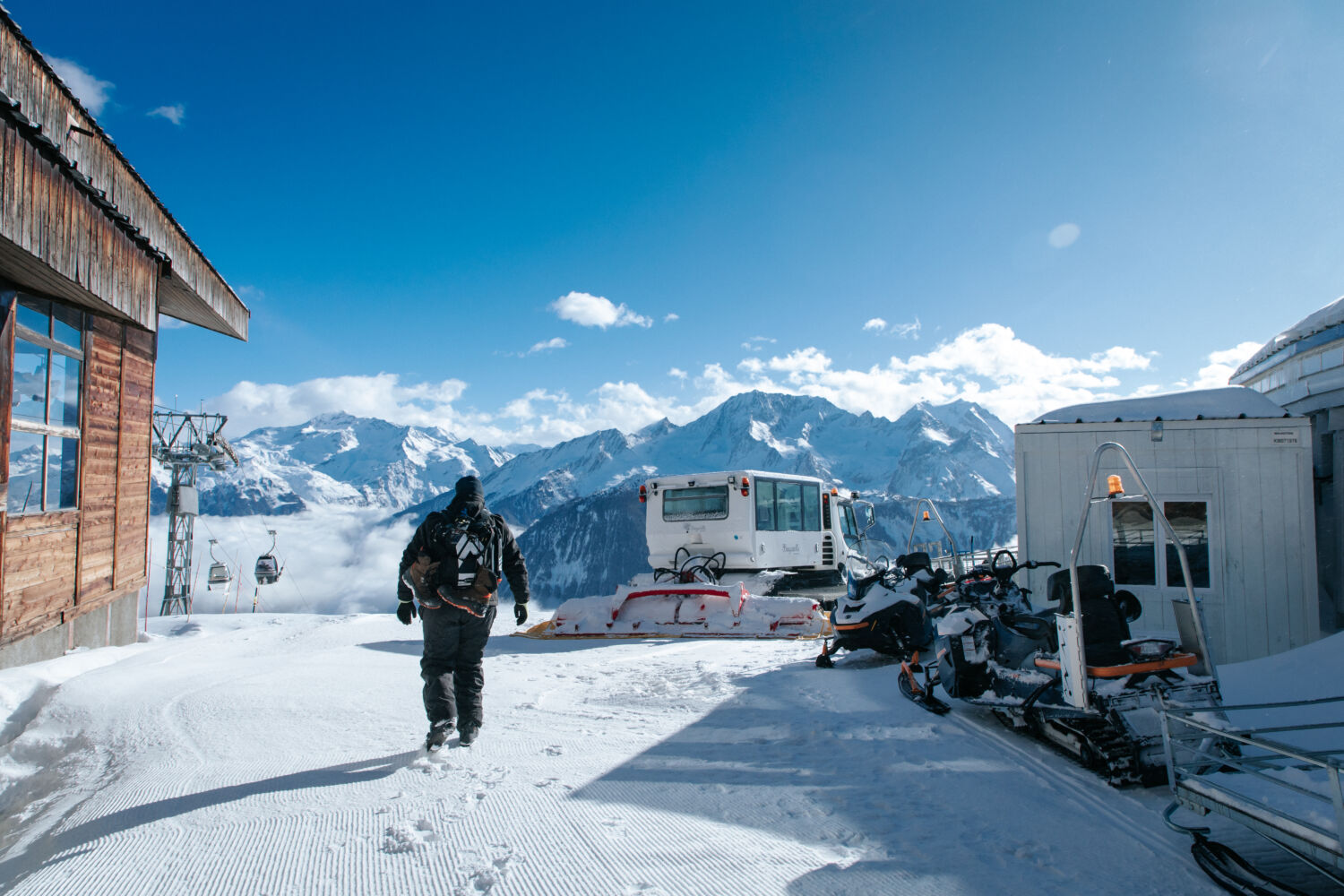 Photo d'une dameuse et motos neige