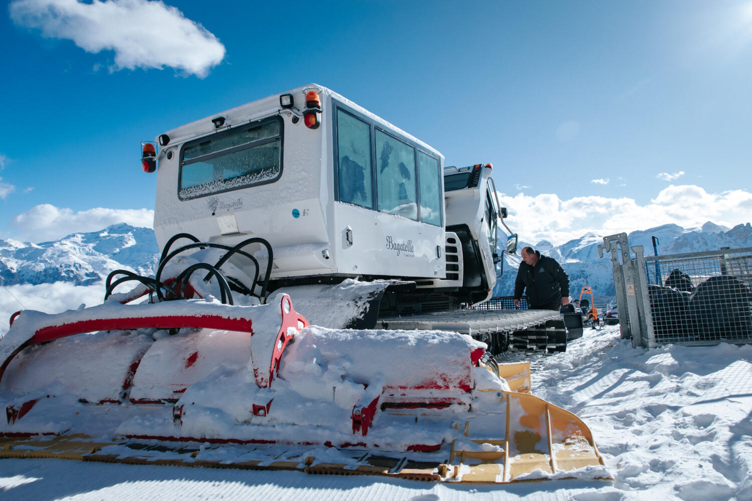 Photo de Gérald, gérant de Montagne Mécanique entrain de réparer une dameuse