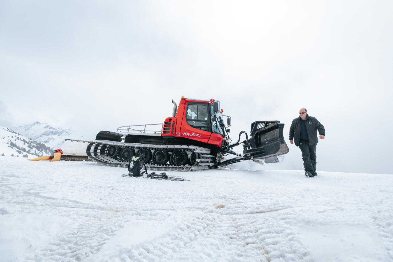 photo d'une dameuse sur les pistes de ski