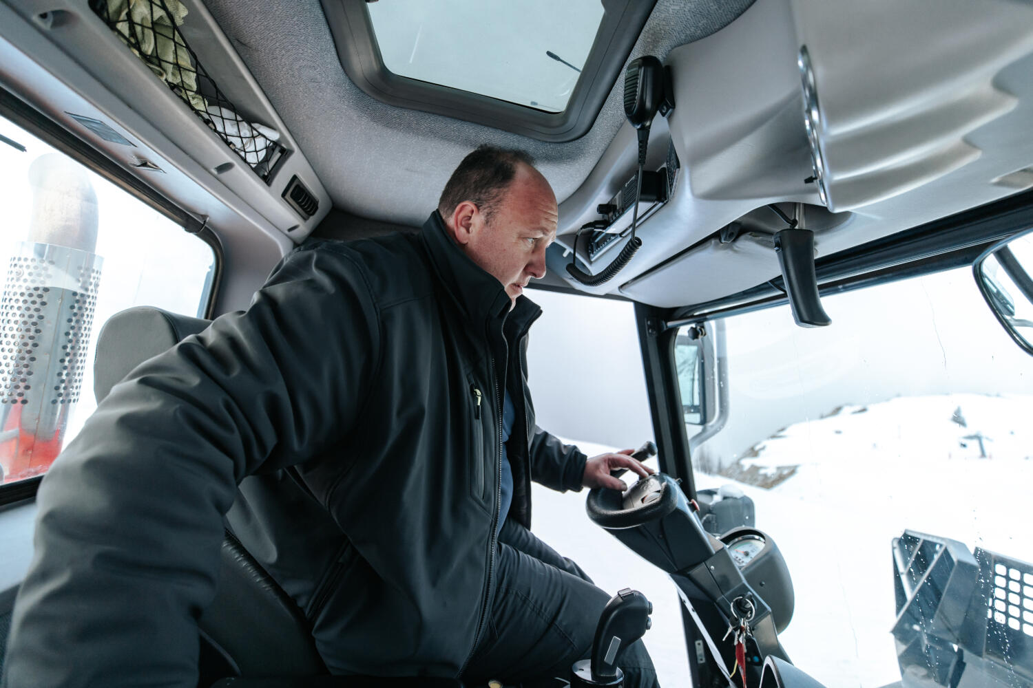 Photo de Gérald entrain de conduire une dameuse