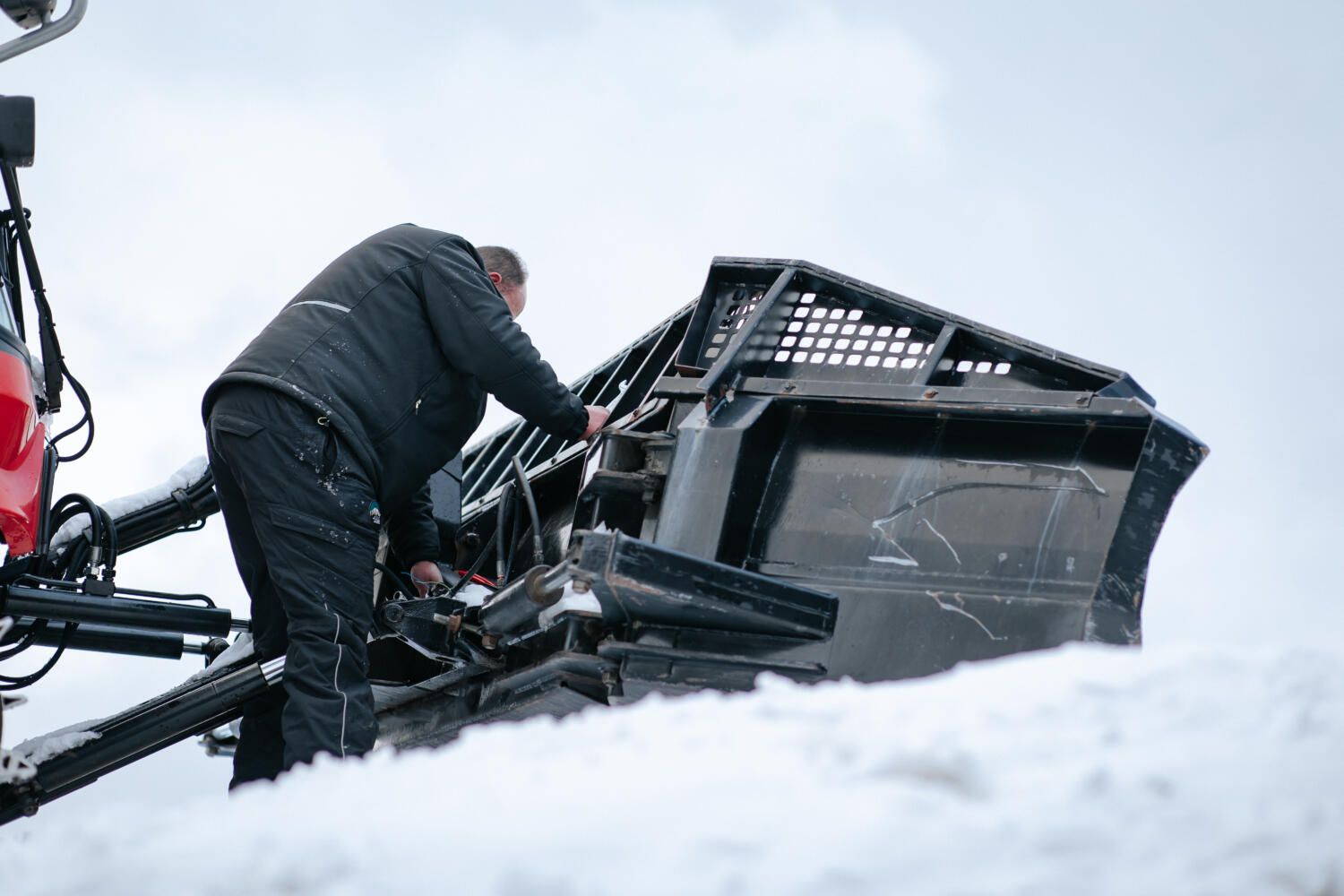 photo de Gérald entrain de réaliser la maintenance d'une dameuse sur une station de ski