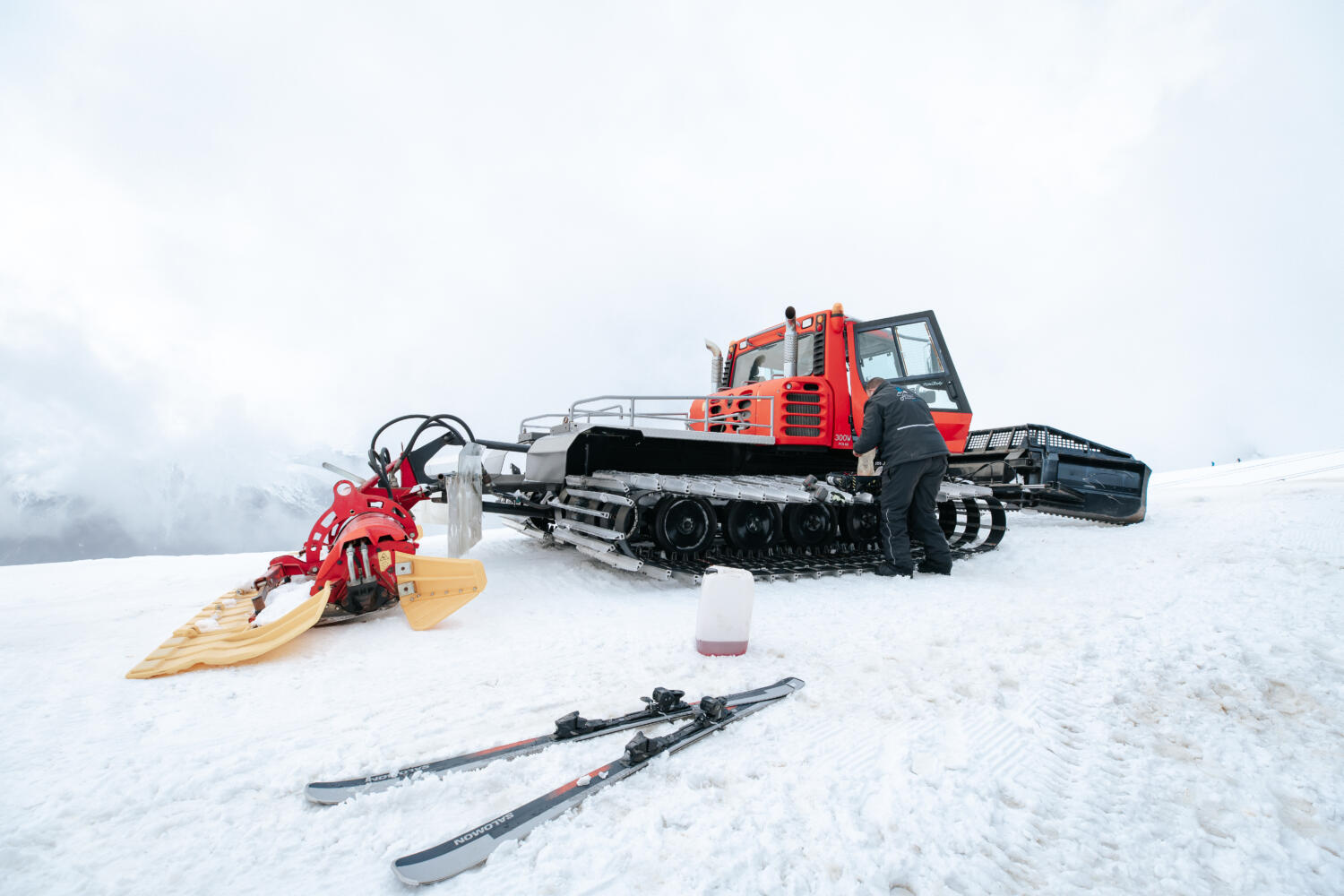 photo de Gérald entrain de réparer une dameuse sur une station de ski